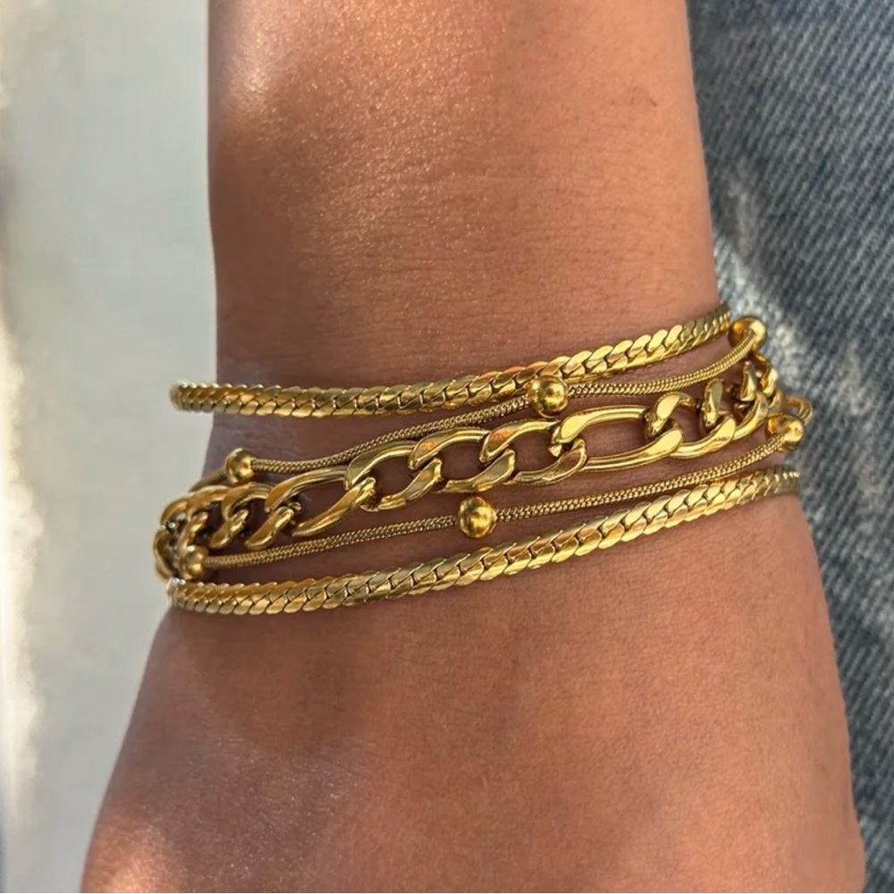 Elegant Gold Chain Bracelet